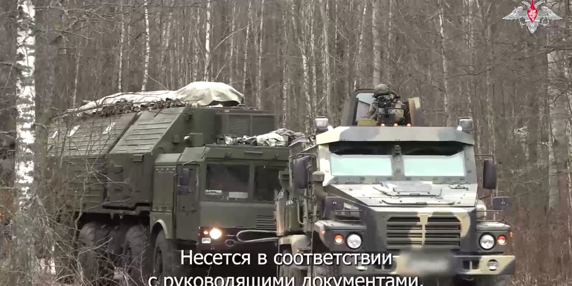 После странных сообщений о налете ВСУ на резиденцию Путина Минобороны РФ показало военные тягачи в Беларуси и заявило, что это комплекс «Орешник»