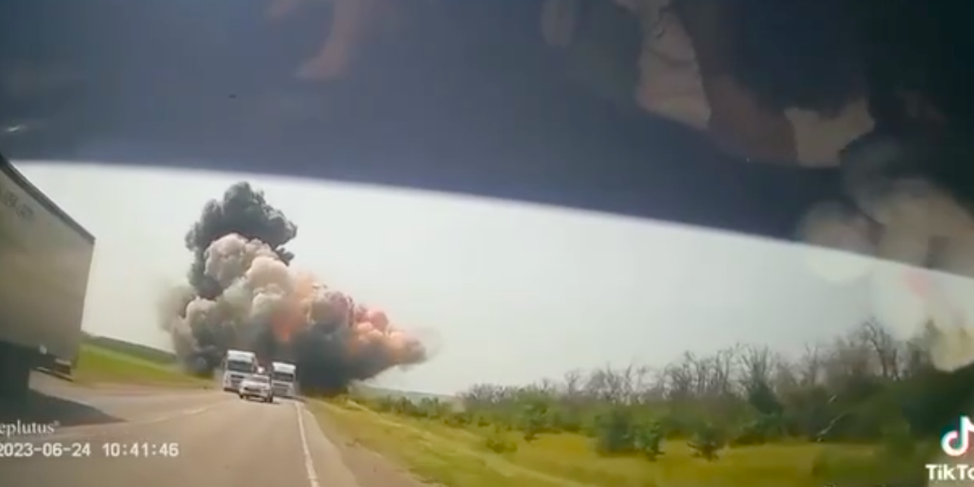 В соцсети попали видео авиаудара по дороге в Воронежской области во время  «мятежа» Пригожина — по ней колонны ЧВК «Вагнер» шли с гражданскими