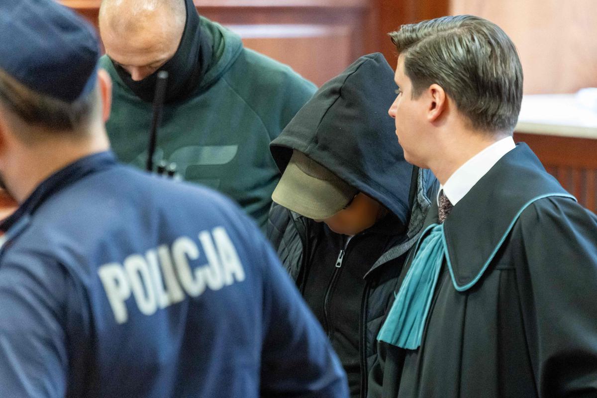 Владимир Журавлев (в бейсболке и капюшоне) в польском суде, 30 сентября