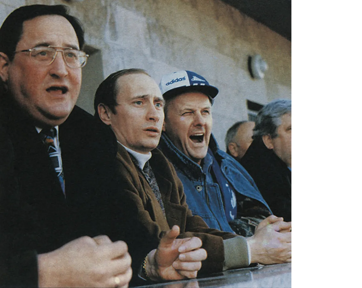Анатолий Турчак (слева) знал Владимира Путина, когда тот еще пешком за Собчаком ходил. Матч ФК «Зенит», 1990-е