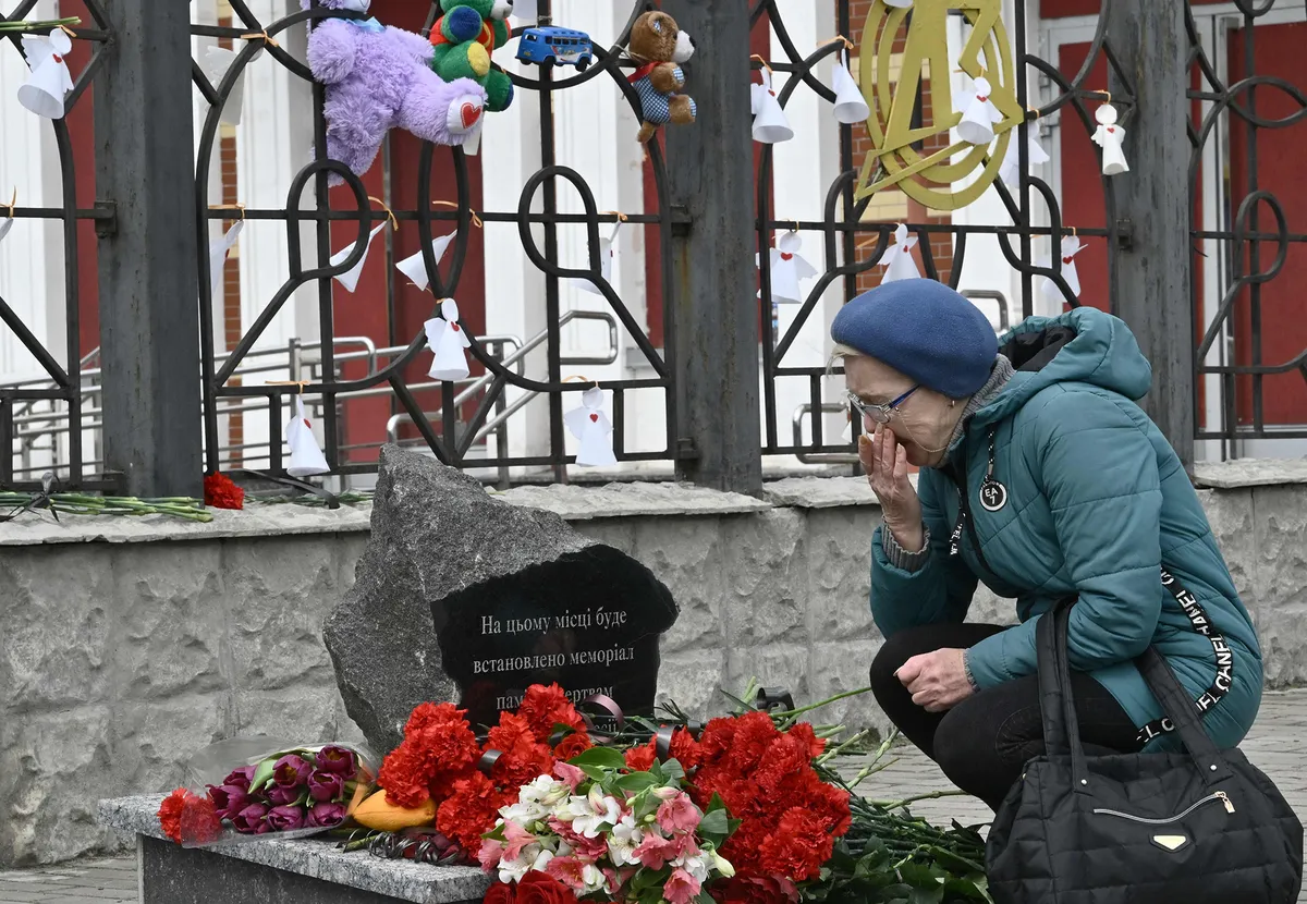 Памятник ангелам на вокзале в Краматорске