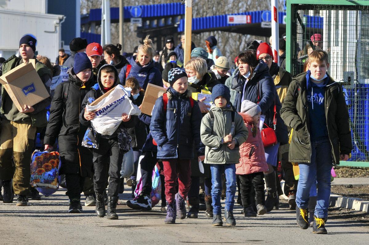 Дети из так называемой ДНР пересекают российско-украинскую границу на посту «Матвеев Курган» в Ростовской области. 20 февраля 2022 года