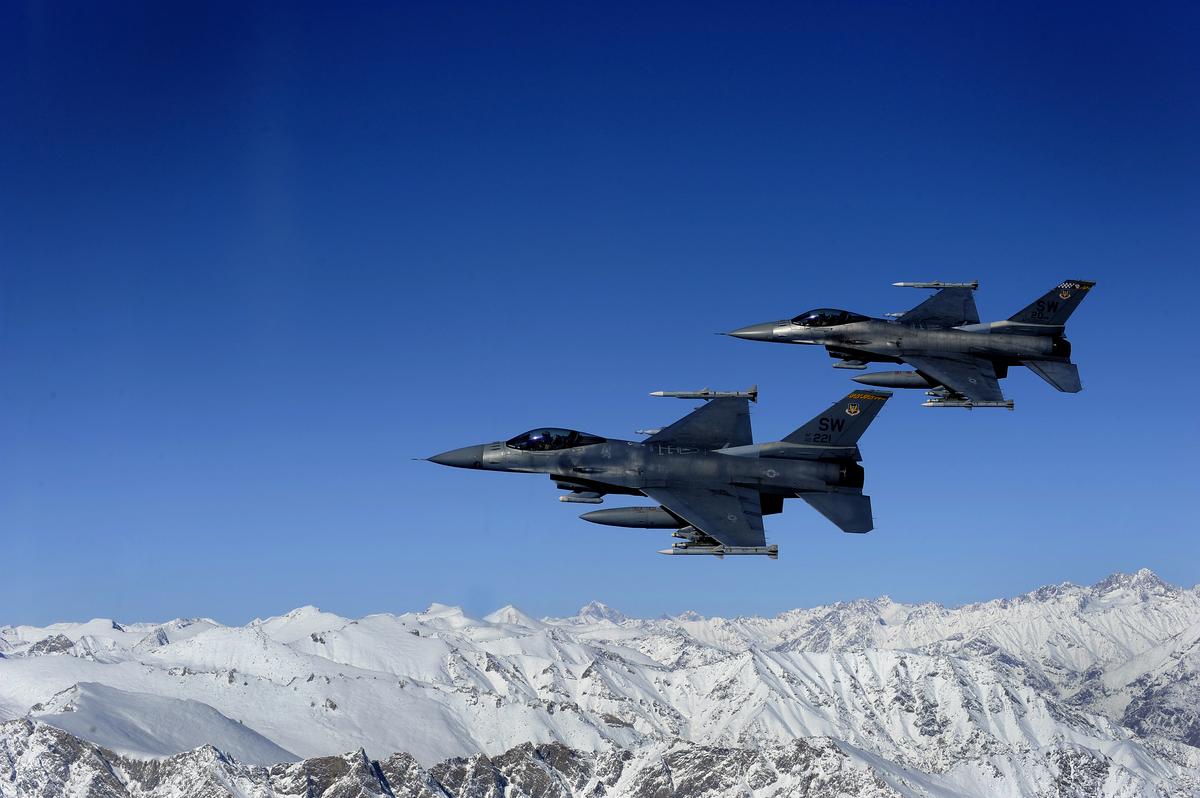 Американские F-16, вооруженные ракетами AMRAAM в Афганистане, 2009 год