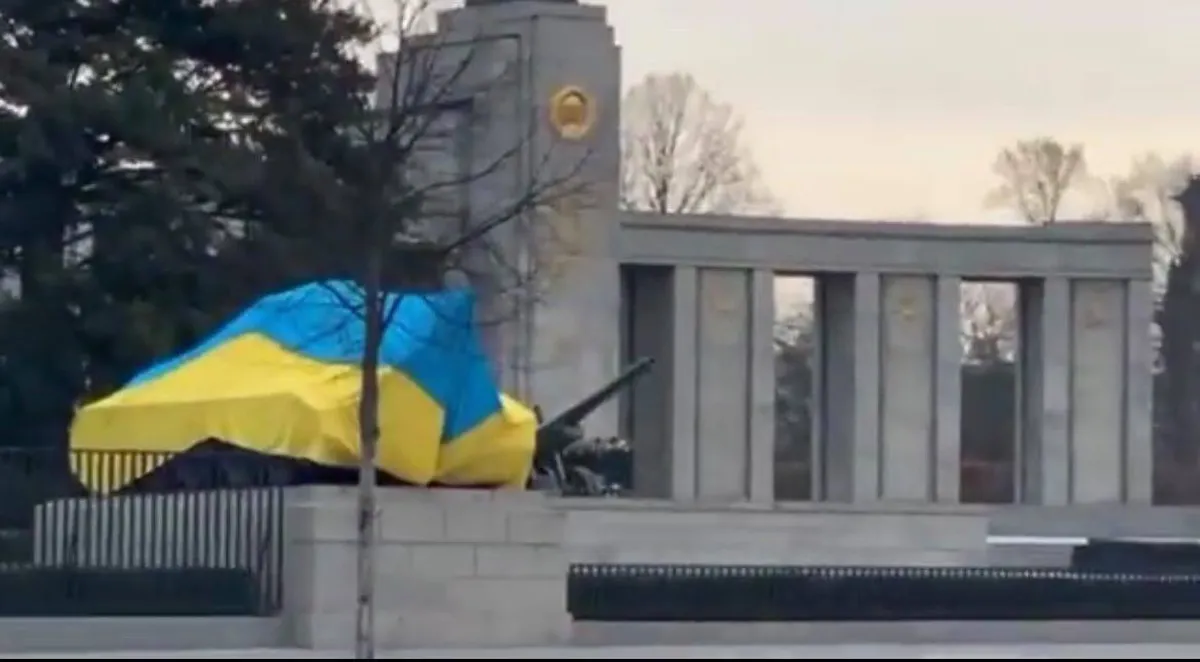 На снимке: флаг Украины на монументе с танками Т-34 у мемориала советским войскам в Берлине. На ноту протеста российского посольства с требованием флаг убрать, власти Берлина ответили, что танк Т-34 был разработан в Харькове, а Харьков – это Украина, пишет «УНИАН»