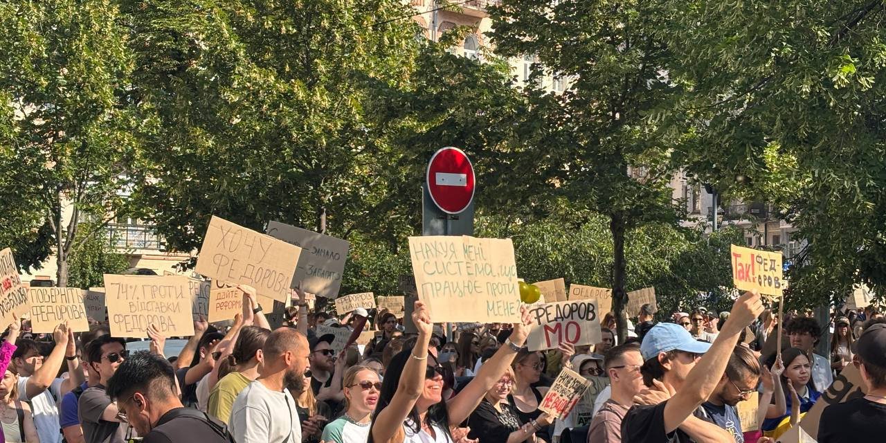 В Украине новые митинги в поддержку главы Минобороны Федорова