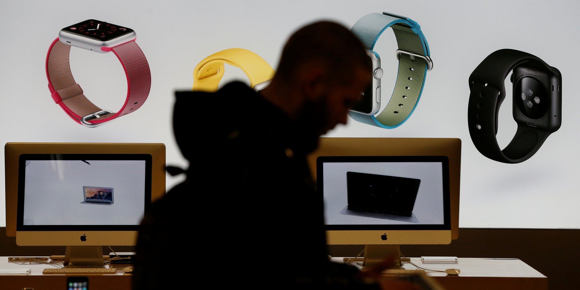 ФСБ сможет требовать от операторов отключать связь абонентам. На ноутбуки, смартфоны, телевизоры хотят ввести новый спецсбор. Девятиклассникам навязывают поступление в техникумы