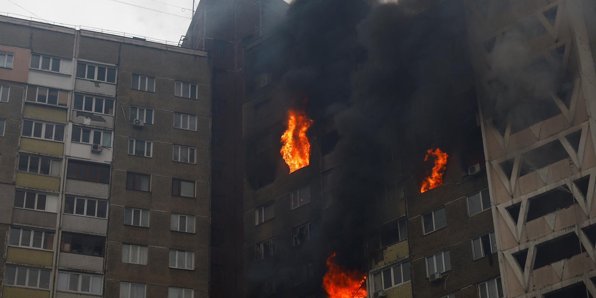Пять человек погибли в результате массированного обстрела Украины. Над Киевом сбили 20 российских ракет