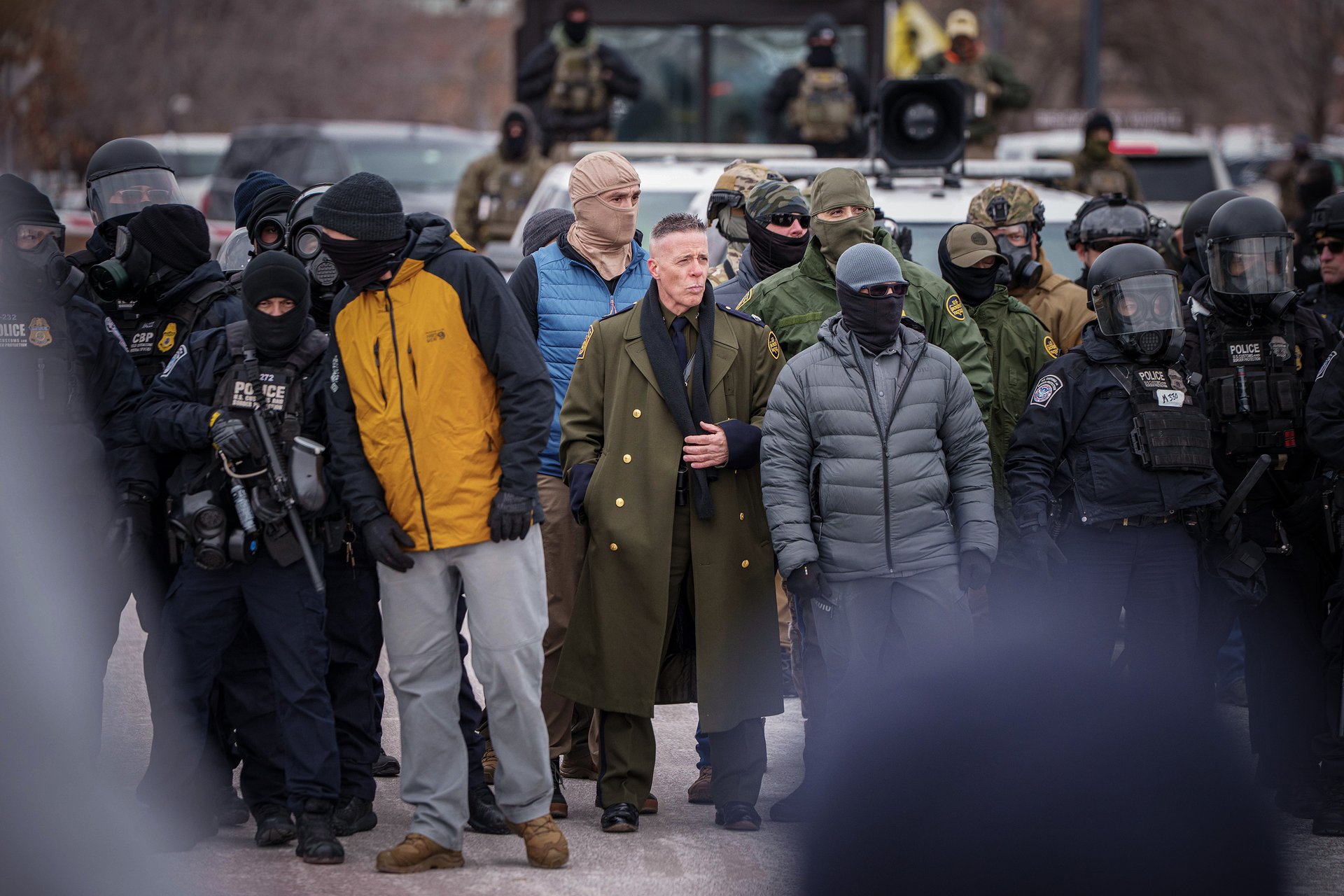 Командующий операциями ICE Грег Бовино (в центре) перед разгоном протестующих в Миннеаполисе, январь 2026 года