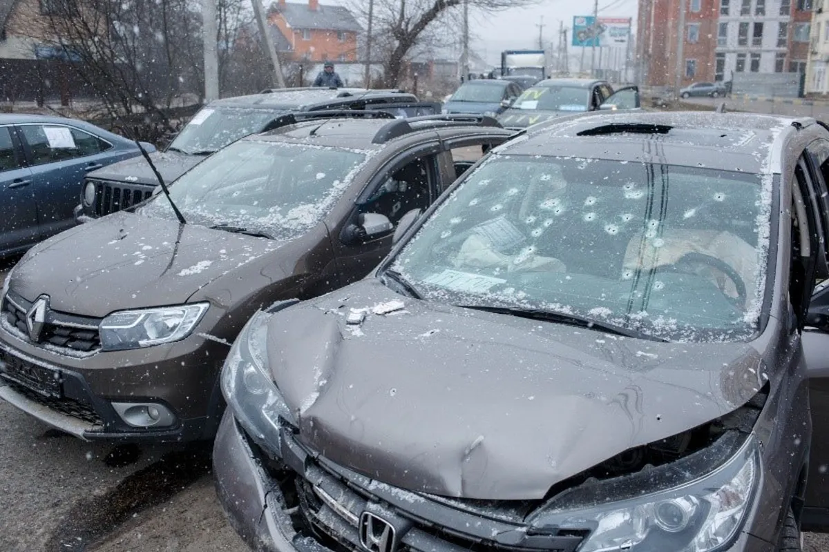 Машины, попавшие под обстрел в Ирпене