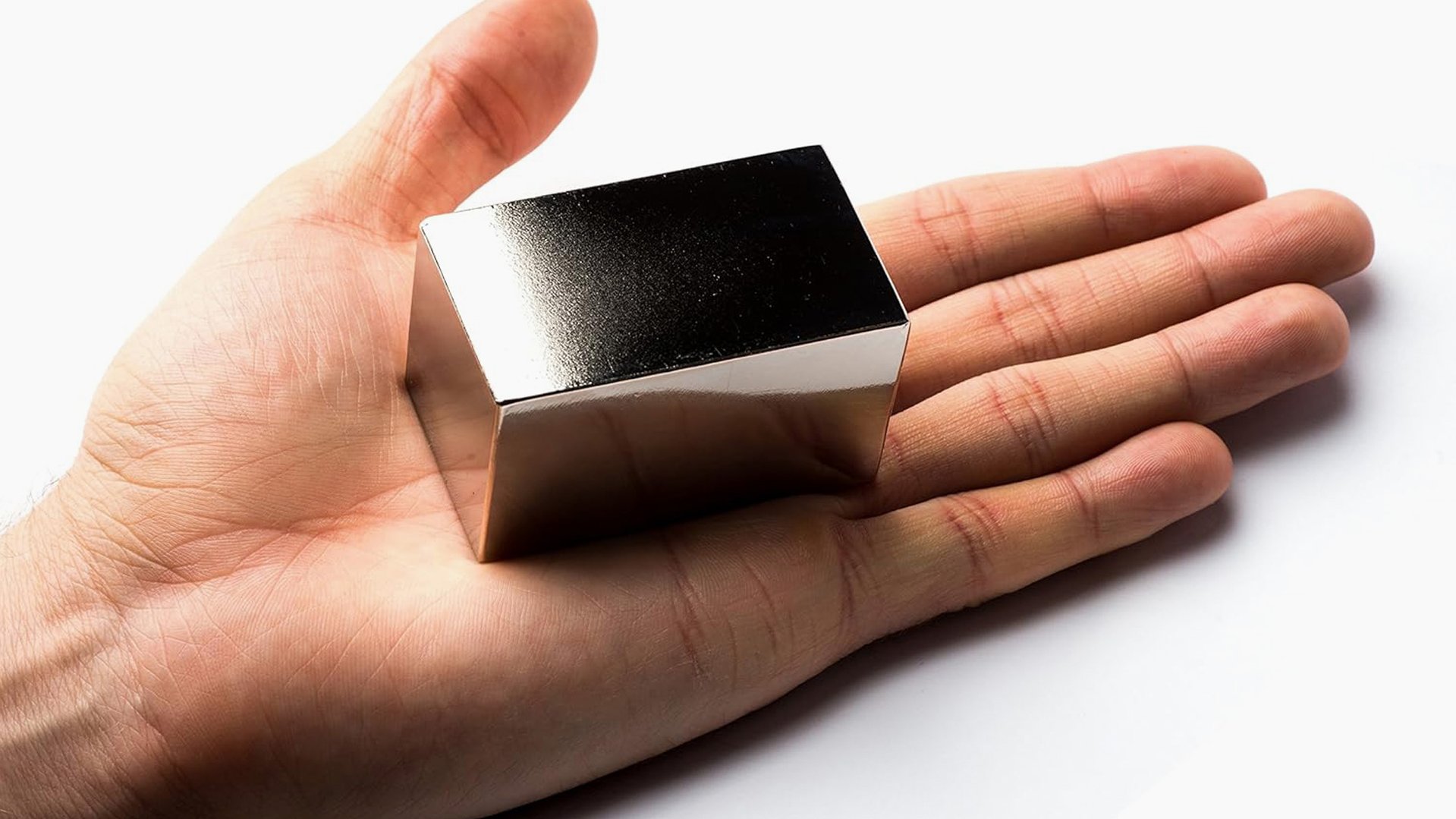 Блок неодимового магнита, состоящего из сплавов редкоземельных элементов. С марта прошлого года стоимость неодима на рынке выросла в 2 раза