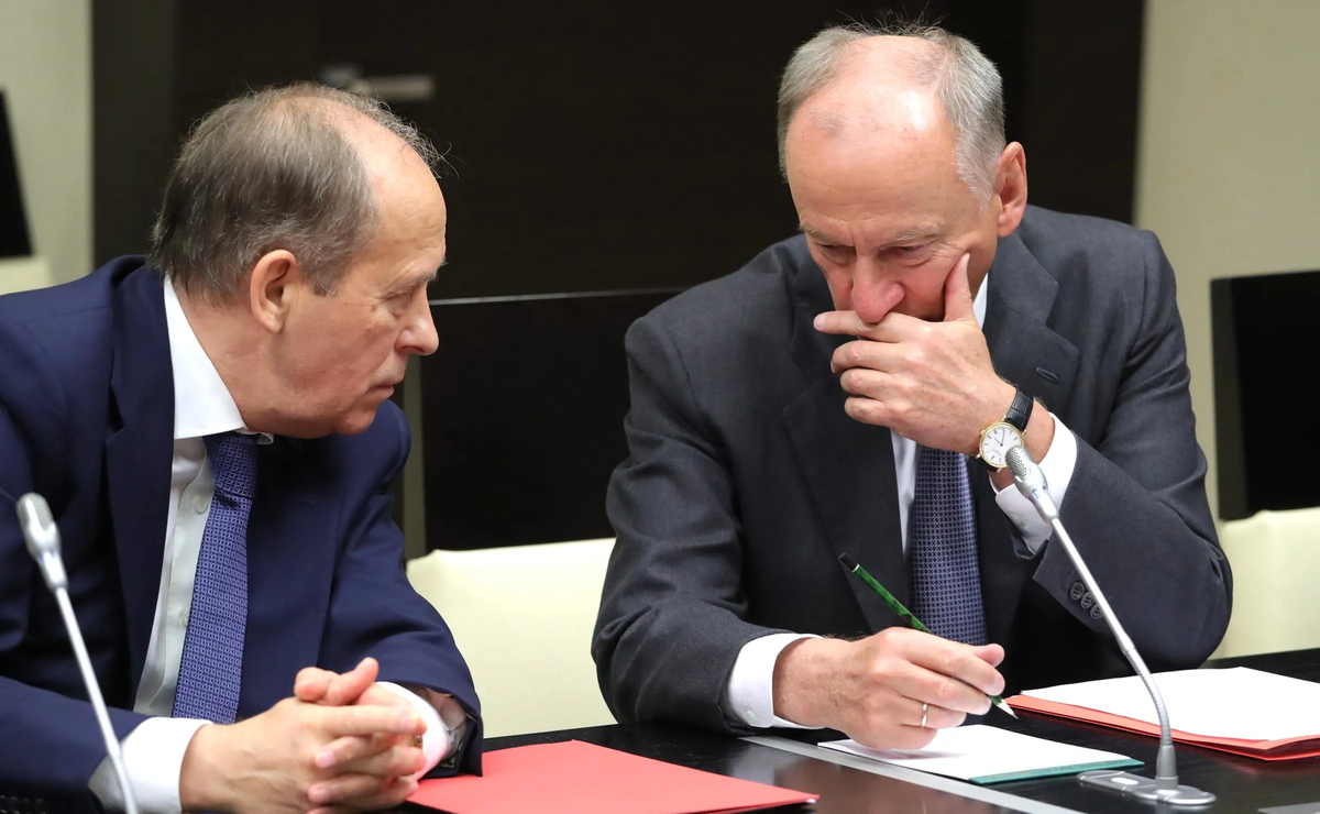 Federal Security Service Director Alexander Bortnikov, left, and Security Council Secretary Nikolai Patrushev before a meeting with permanent members of the Security Council of Russia, August 5, 2019.