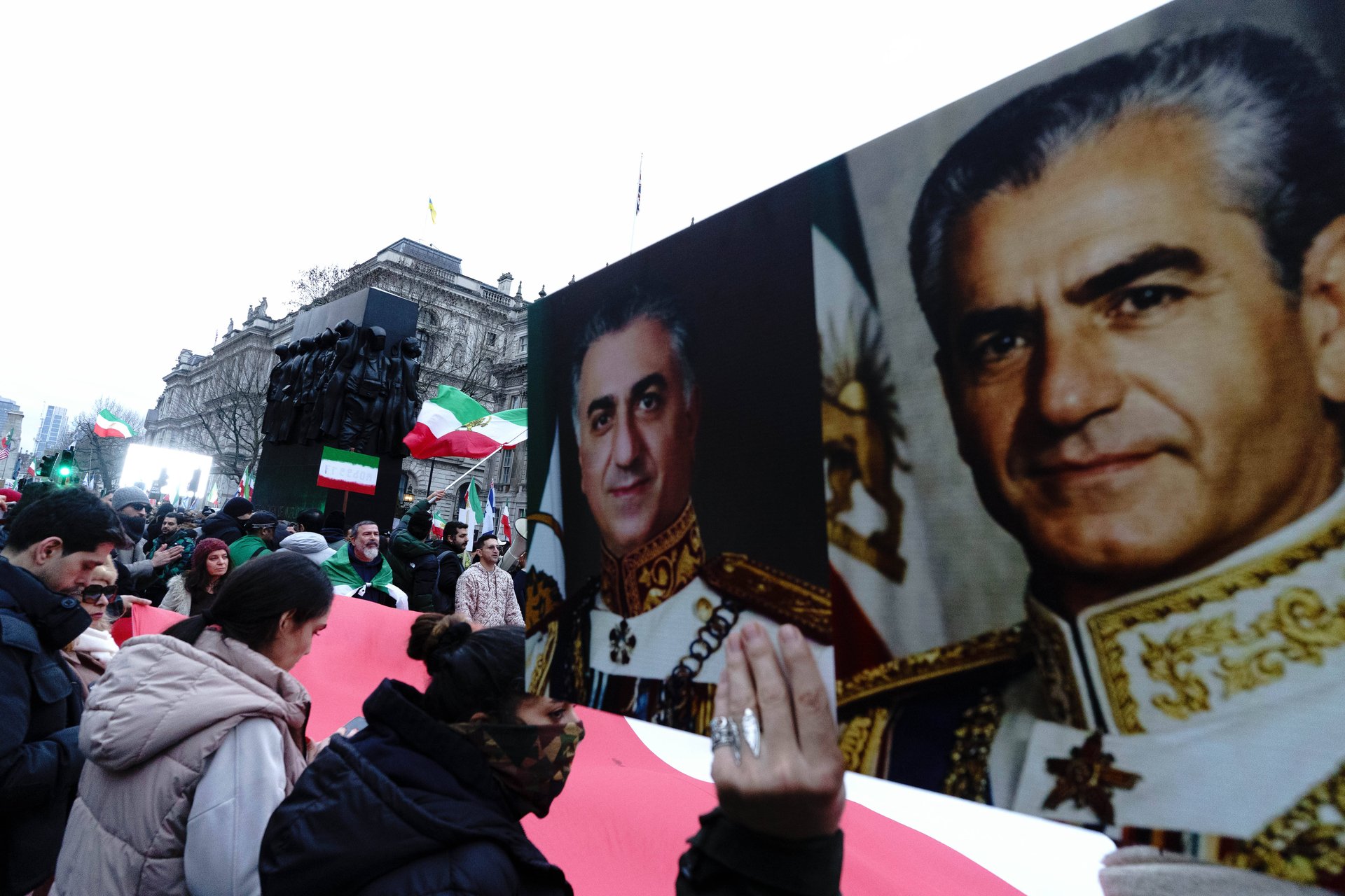 Значительная часть иранской эмиграции выступает за восстановление монархии. Митинг с портретами шаха в Лондоне, 18 января 2026 года