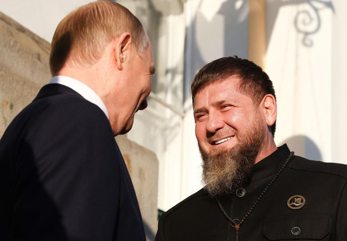 Путин разговаривает с Кадыровом после своей встречи с президентом ОАЭ Мохаммедом Аль Нахайяном