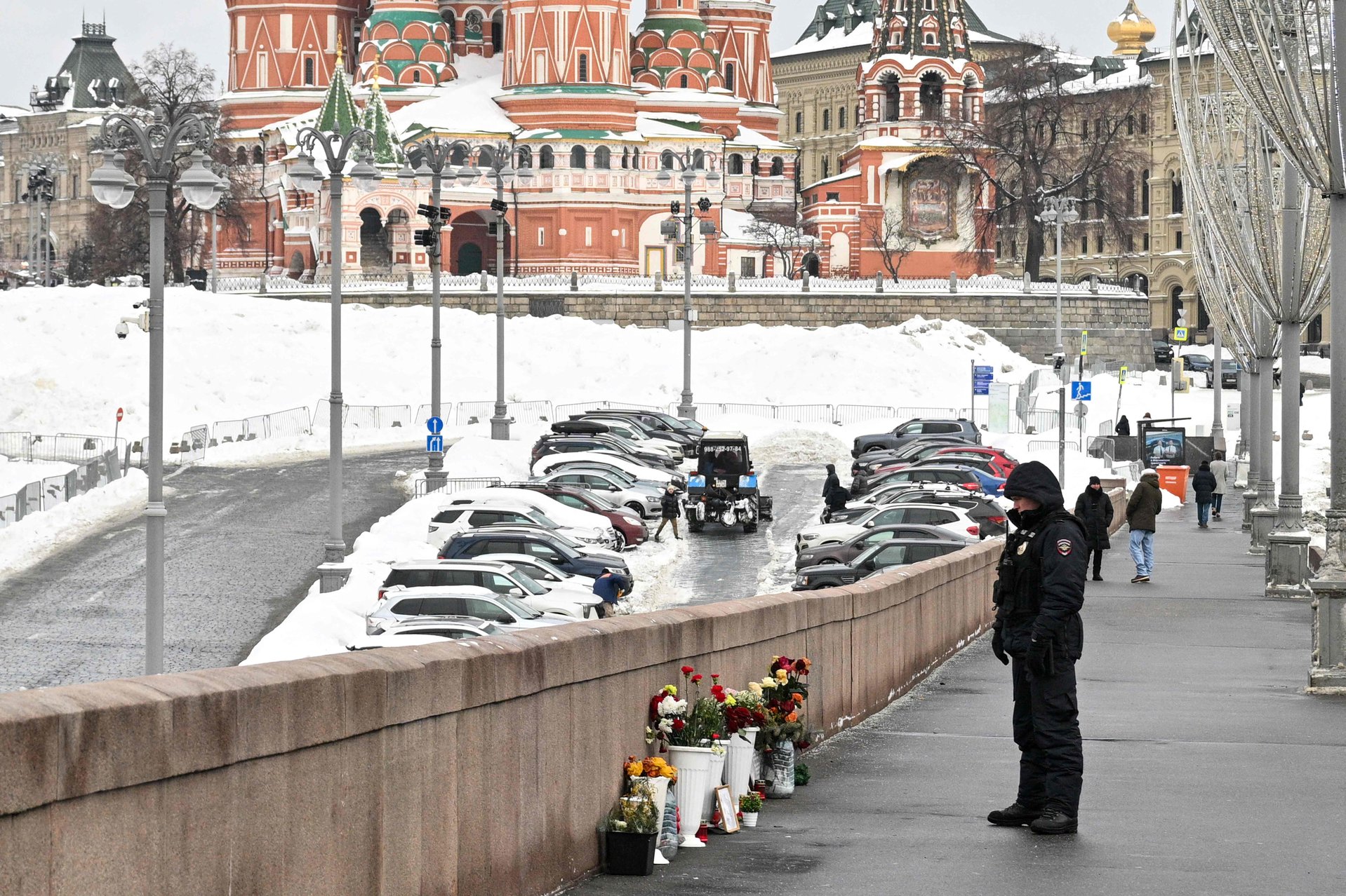 Цветы на месте убийства Бориса Немцова в центре Москвы. Политика застрелили 11 лет назад