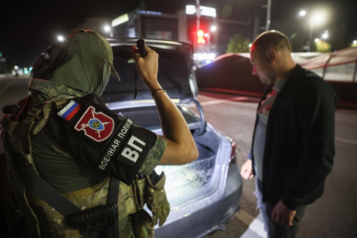 Военная полиция досматривает машину в Луганске