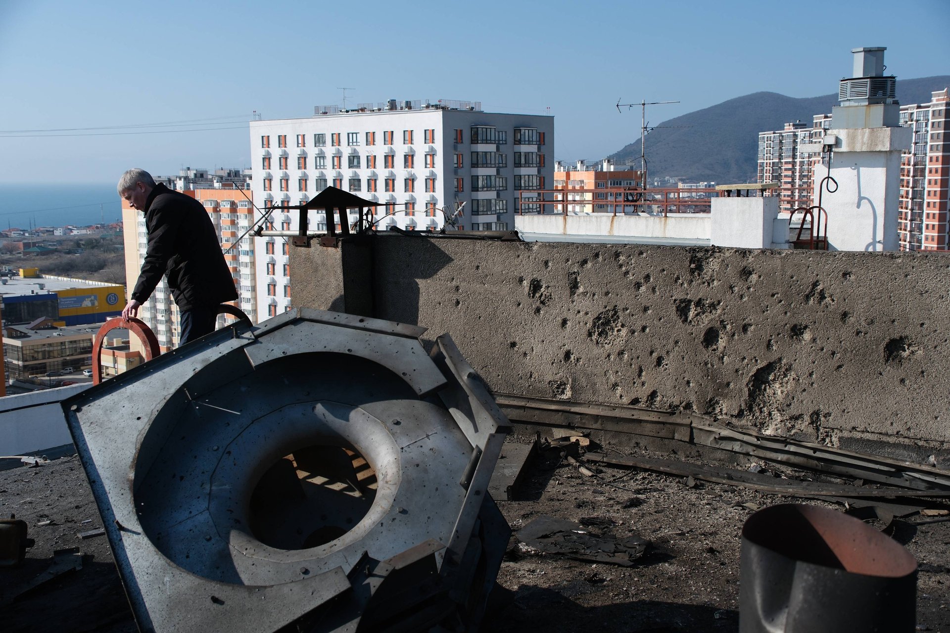 Последствия удара украинского дрона по крыше дома в Новороссийске. Всего в результате атаки беспилотников повреждены около 20 домов