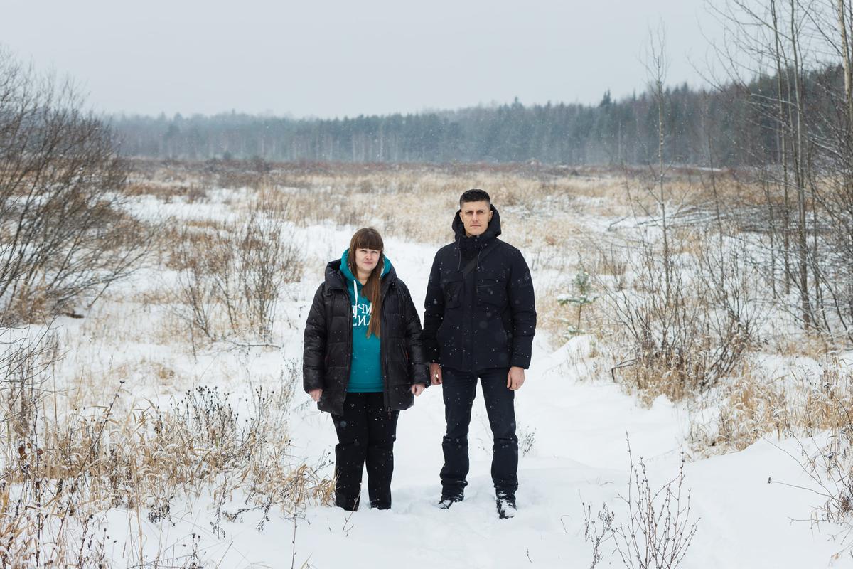 Галина и её сосед из Вятчинок Дмитрий в поле, где планируется размещение полигона 