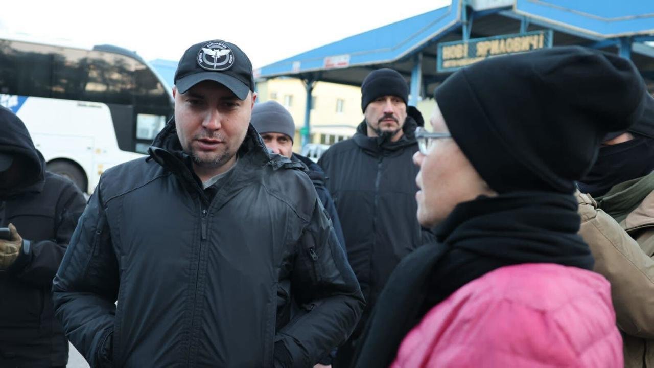 Марина Золотова (в розовом) с главой ГУР Кириллом Будановым после прибытия в Украину