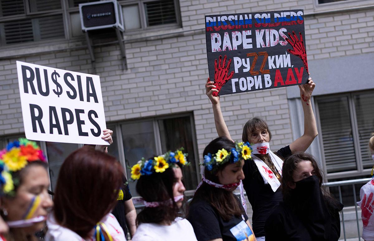 Активистки протестуют против изнасилований во время войны перед российским консульством в Нью-Йорке, 28 мая 2022 года.