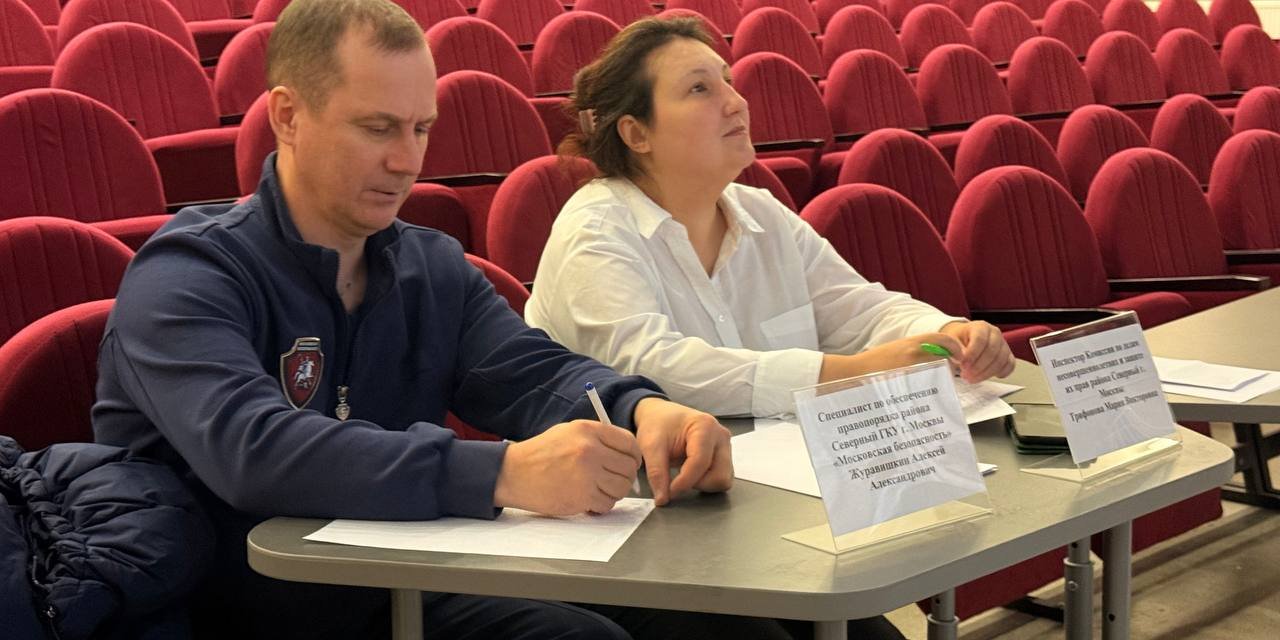 Руководитель московских дружинников ударил девушку-члена УИК за попытку фиксировать нарушения