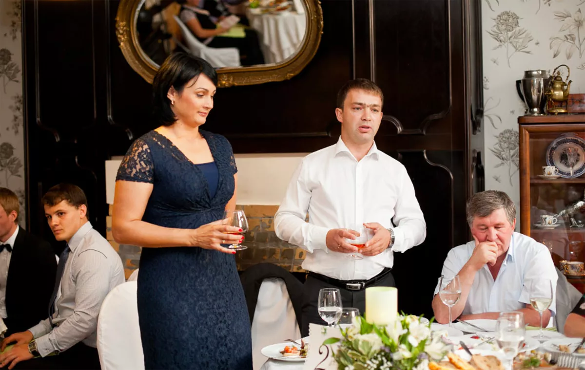 Прокурор Александр Пиннекер произносит тост на свадьбе брата. Справа —  Виктор Пиннекер, отец владелицы мусорных компаний