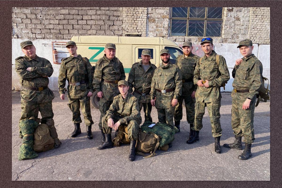Слева направо: Дмитрий Бастраков, Никита Лукинский, Андрей Никитин, Тимур Венков, Антон Гапонюк (водитель «Тыл-22», также попал в списки СОЧ), Александр Жучковский и другие военнослужащие