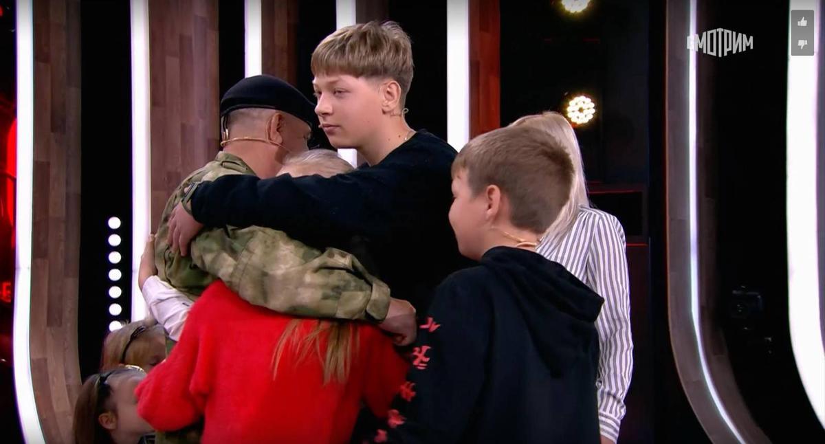 Дети семьи Коваль обнимают Юрия Гагарина на съемках шоу Малахова