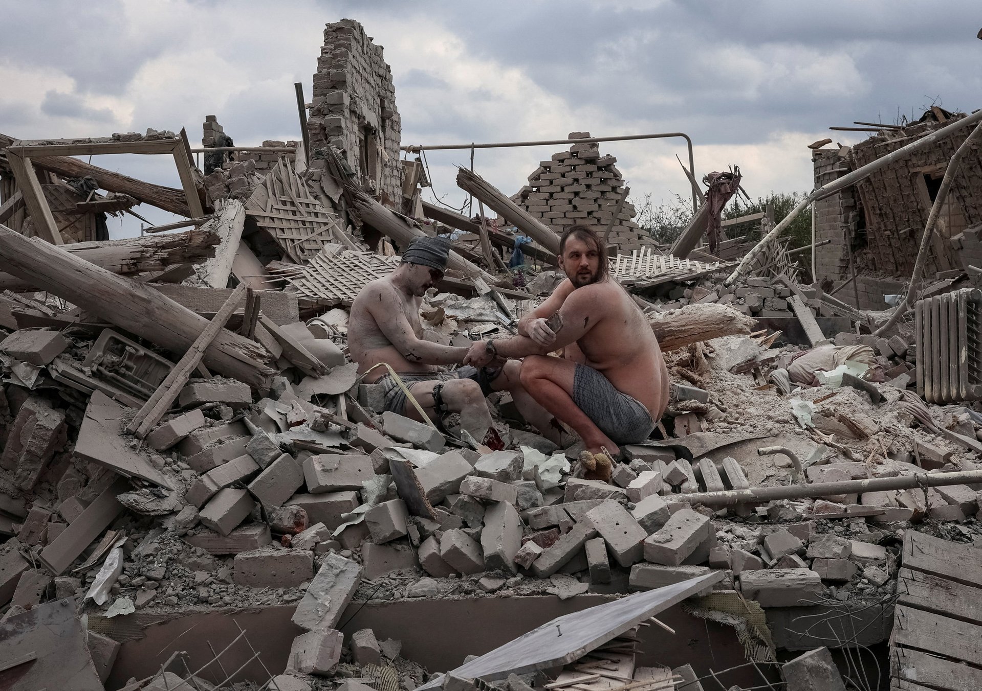 Отец и сын на развалинах дома в Краматорске после российского обстрела, 22 сентября 2026 года