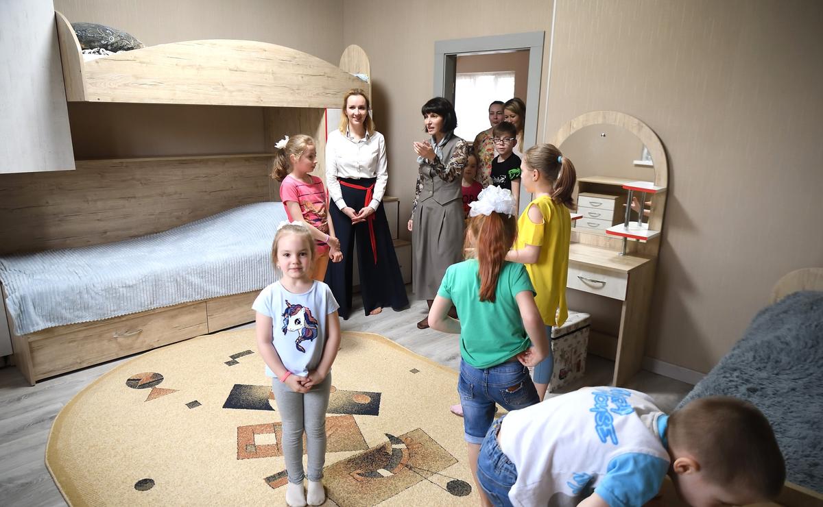 Мария Львова-Белова посетила семью, которая взяла на воспитание двух девочек, вывезенных из Донбасса. 26 апреля 2022 года