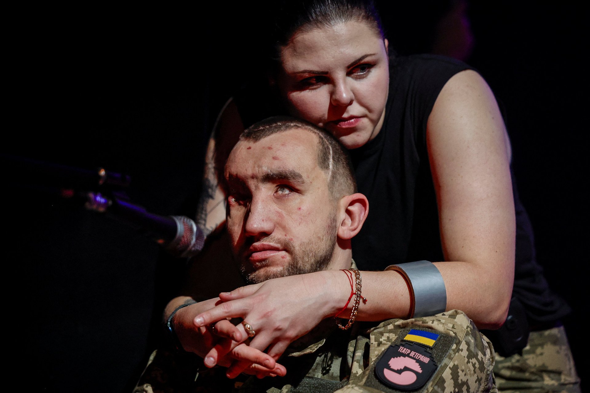 Инна Короленко обнимает Андрея Оноприенко во время подготовки к спектаклю. Киев, 4 декабря 2025 года