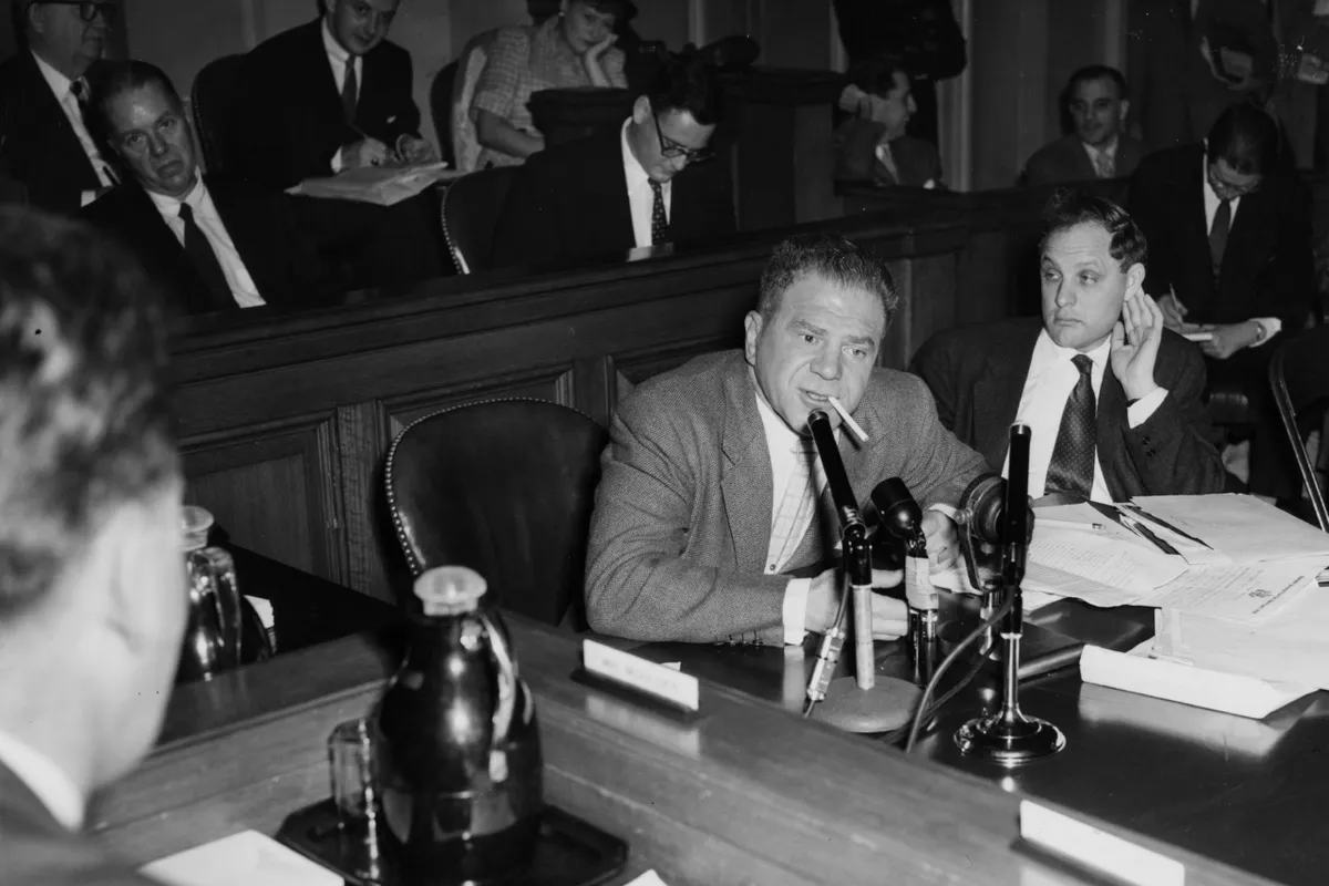 Американский актер Лайонел Стэндер дает показания перед комиссией по расследованию антиамериканской деятельности. Май 1953 года