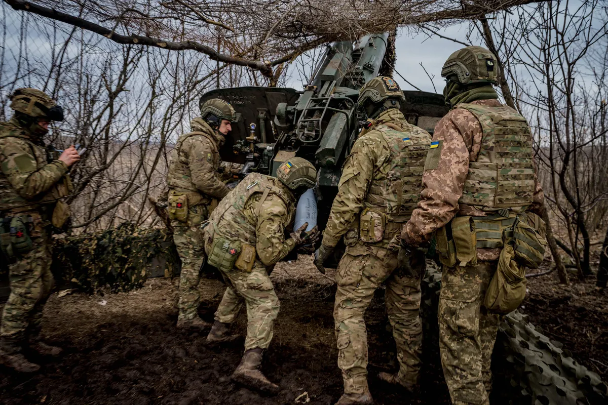 Украинские военные обороняют Бахмут