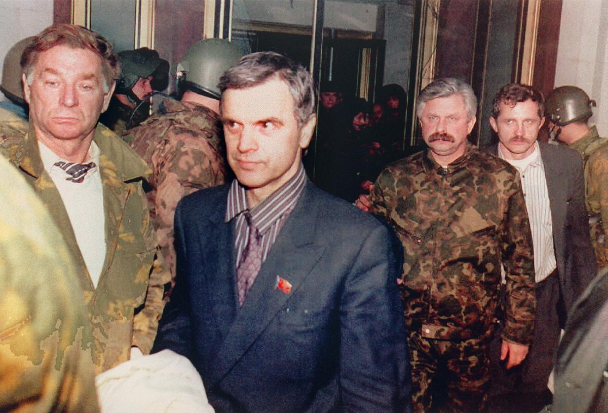 Руслан Хасбулатов (второй слева) и вице-президент Александр Руцкой (второй справа) сдались 4 октября 1993 года