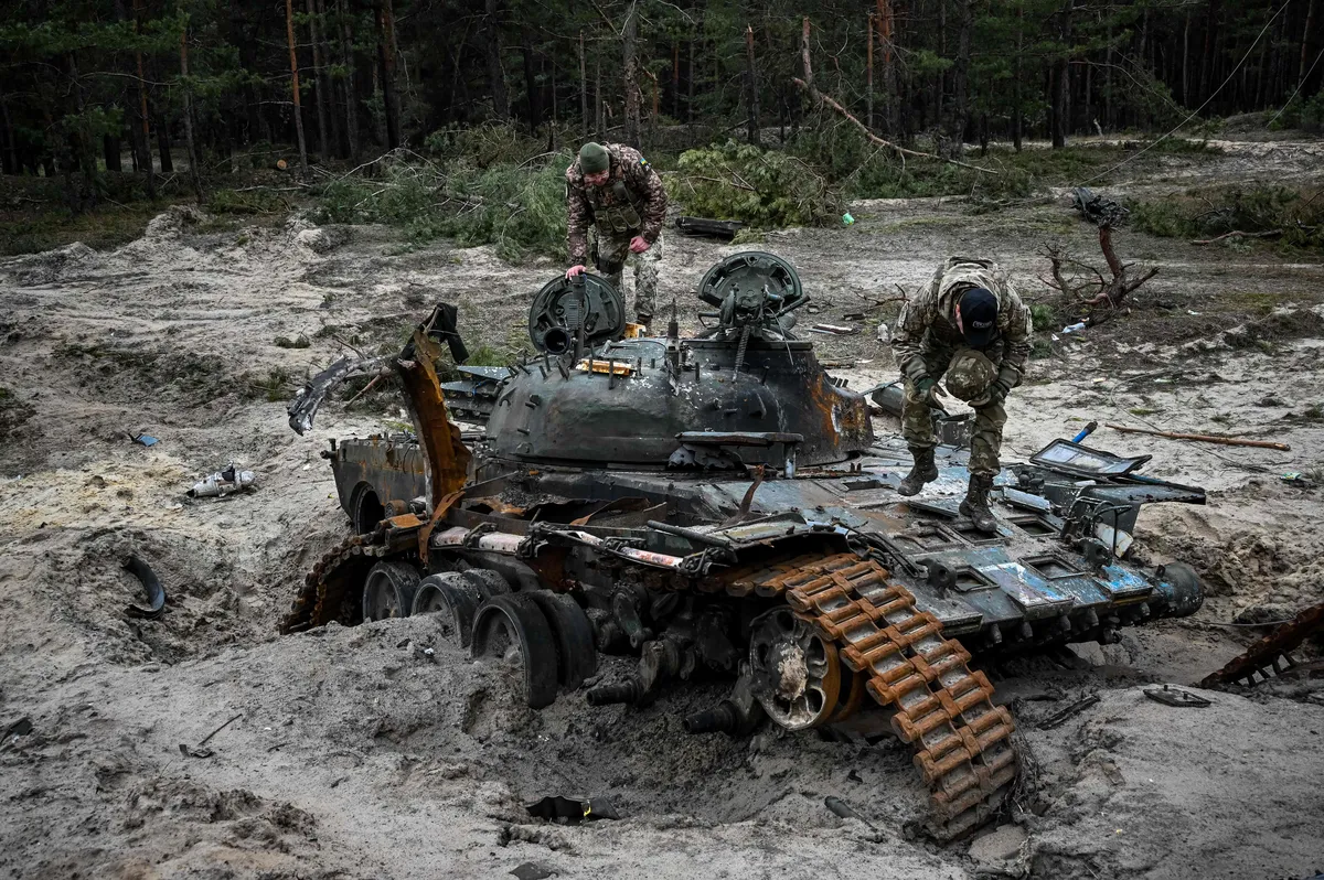 Украинские военные осматривают уничтоженный российский танк под Купянском, 15 декабря