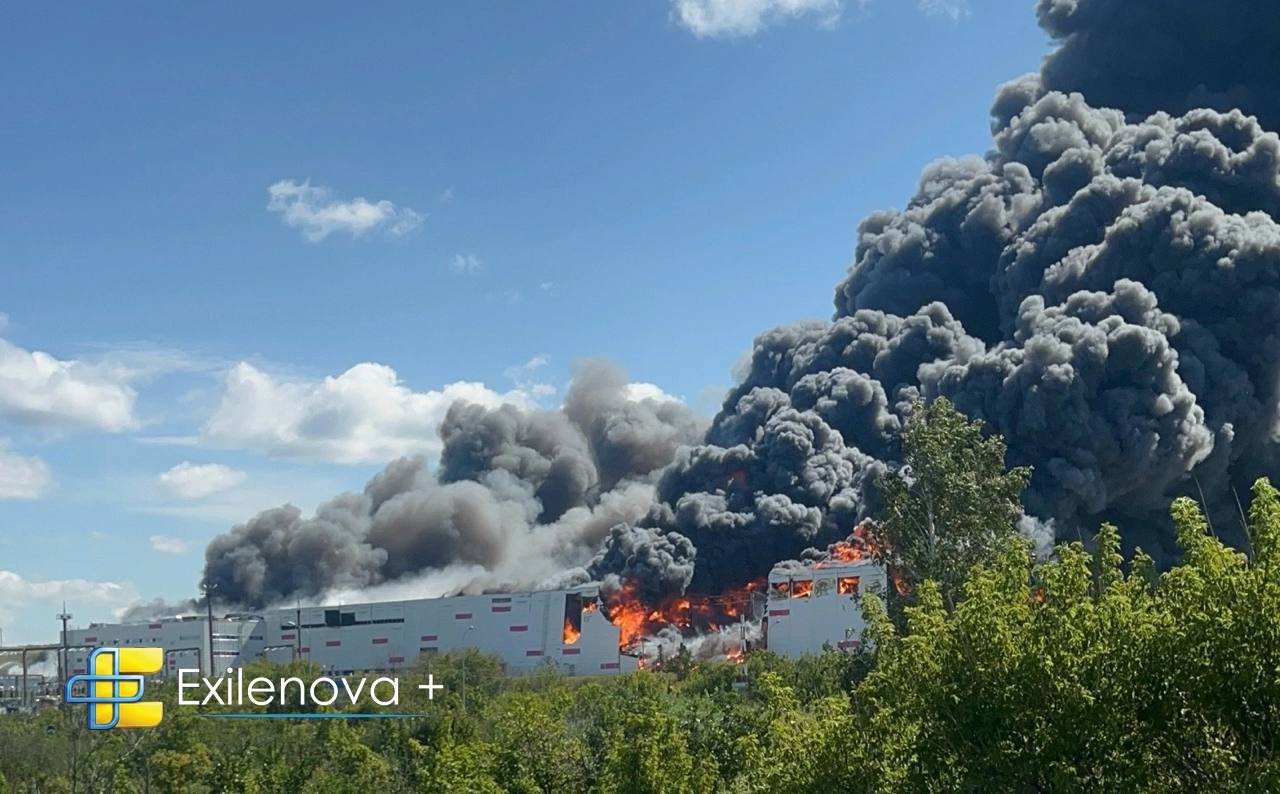 Пожар после попадания украинского БПЛА по складу Wildberries в поселке Новосемейкино Самарской области, 2 августа. Склад сгорел полностью