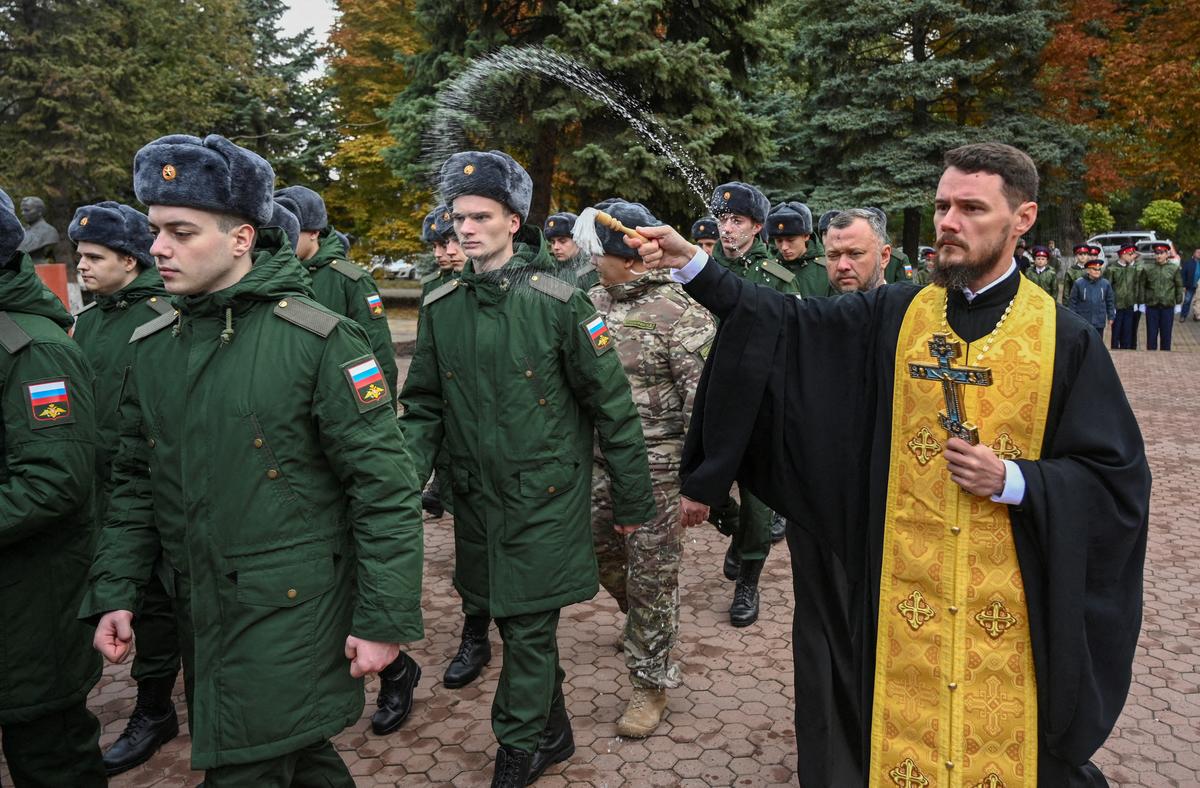 Священник благословляет срочников перед их отправкой на службу в Батайске