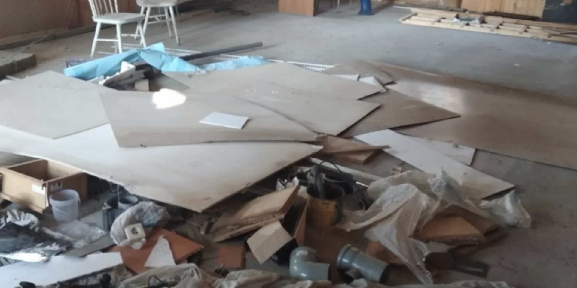 Российские военные разгромили базу отдыха в Новой Таволжанке, вынесли холодильники и бильярдные столы — «Пепел»