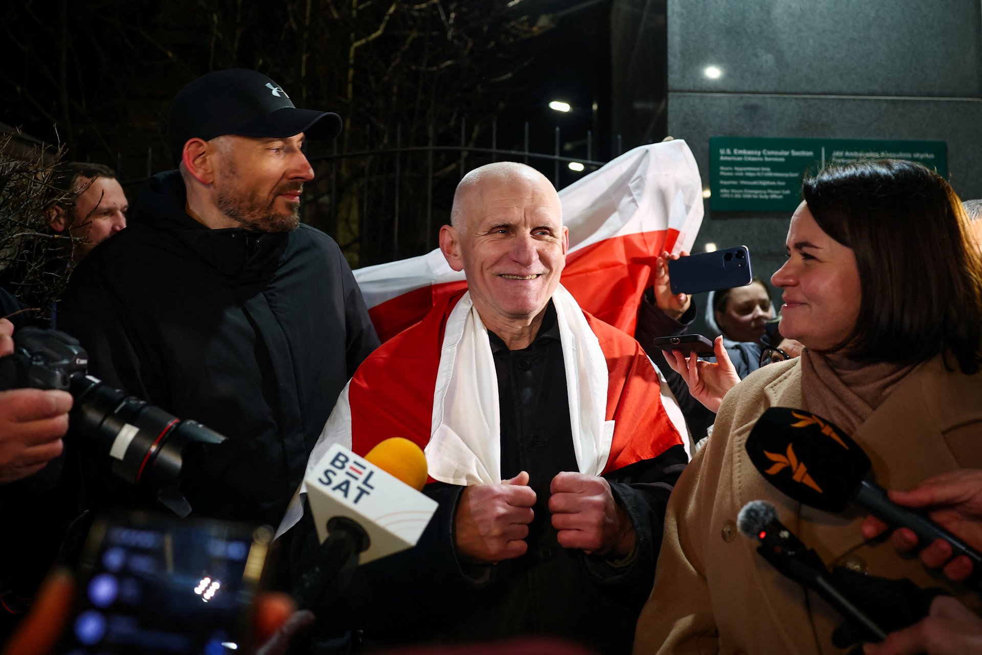 Нобелевский лауреат Алесь Беляцкий, в отличие от многих других политзэков, смог после освобождения сразу уехать в Литву, где находится штаб оппозиции в изгнании