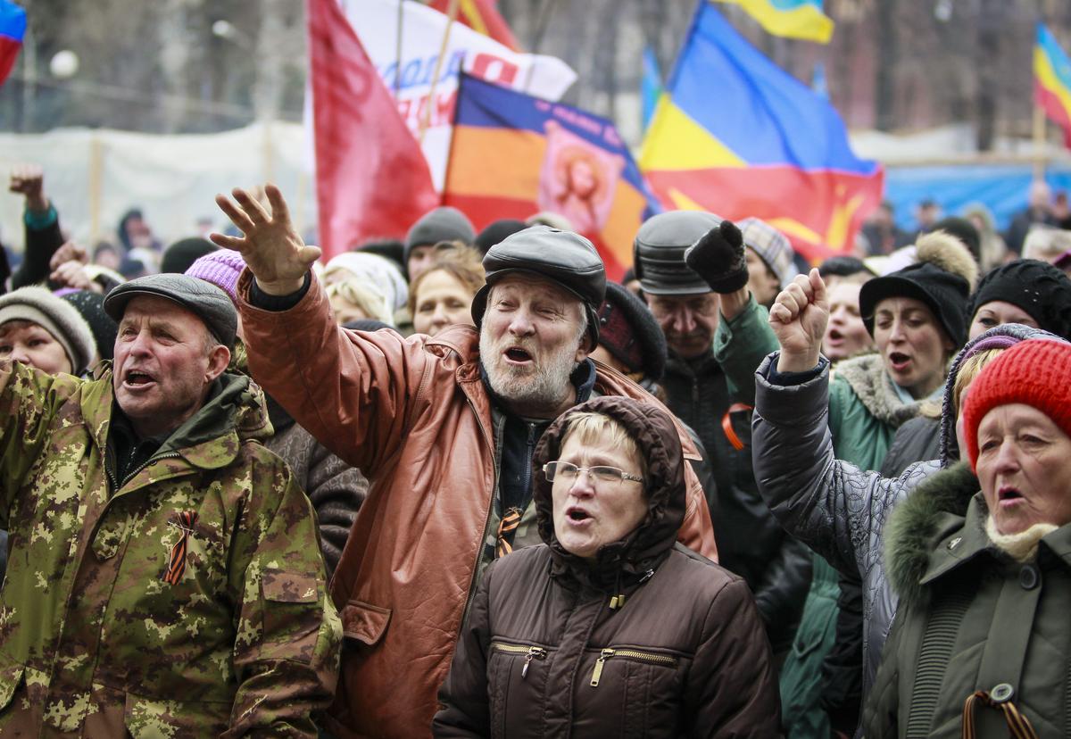 Протестующих свозили из разных городов. Фото сделано в Луганске у захваченного здания СБУ 12 апреля 2014 года 