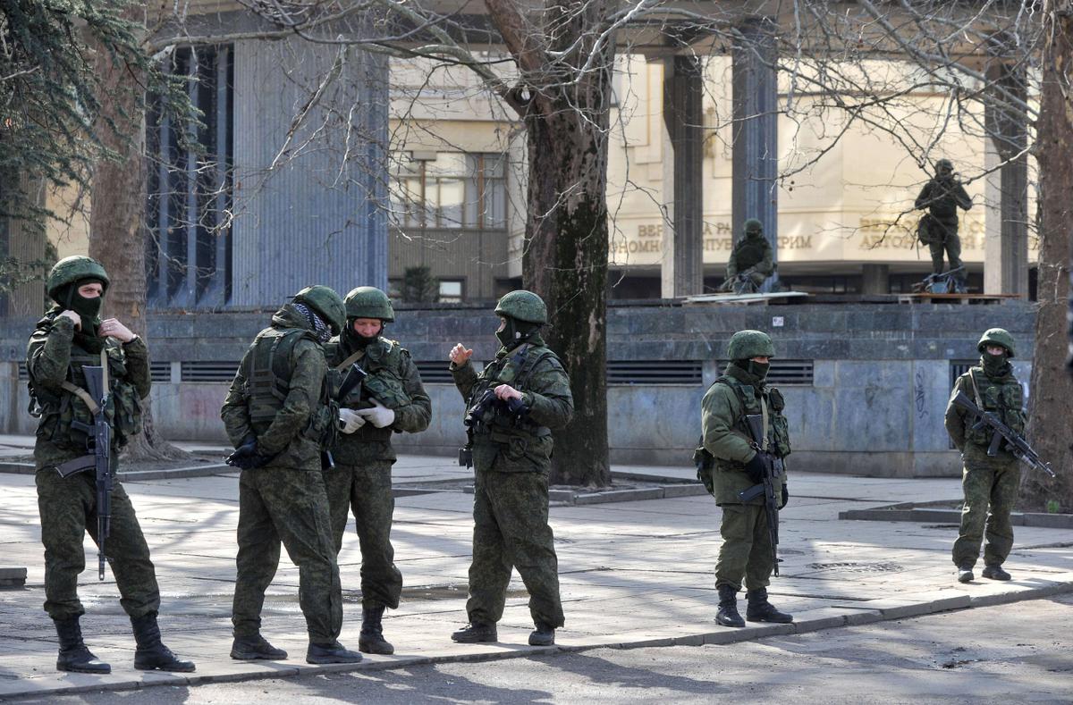 Вооруженные люди без опознавательных знаков у здания парламента Крыма в Симферополе 1 марта 2014 года.