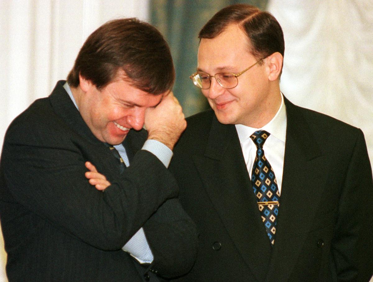 И при Ельцине (слева — глава его администрации Валентин Юмашев), и при Путине (справа — будущий первый замглавы его администрации Сергей Кириенко) инструментом реформ была опричнина. Фото 1990-х годов