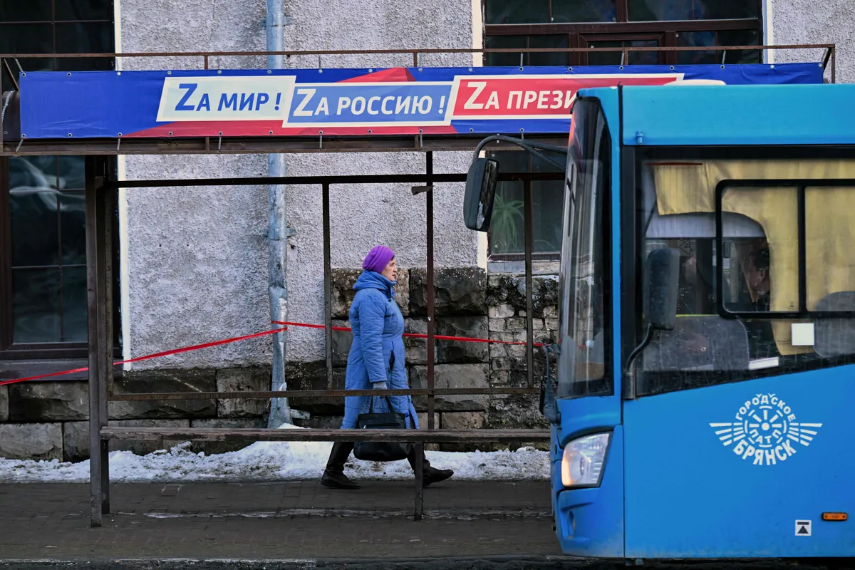 Автобусная остановка в Брянске, март 2023 года