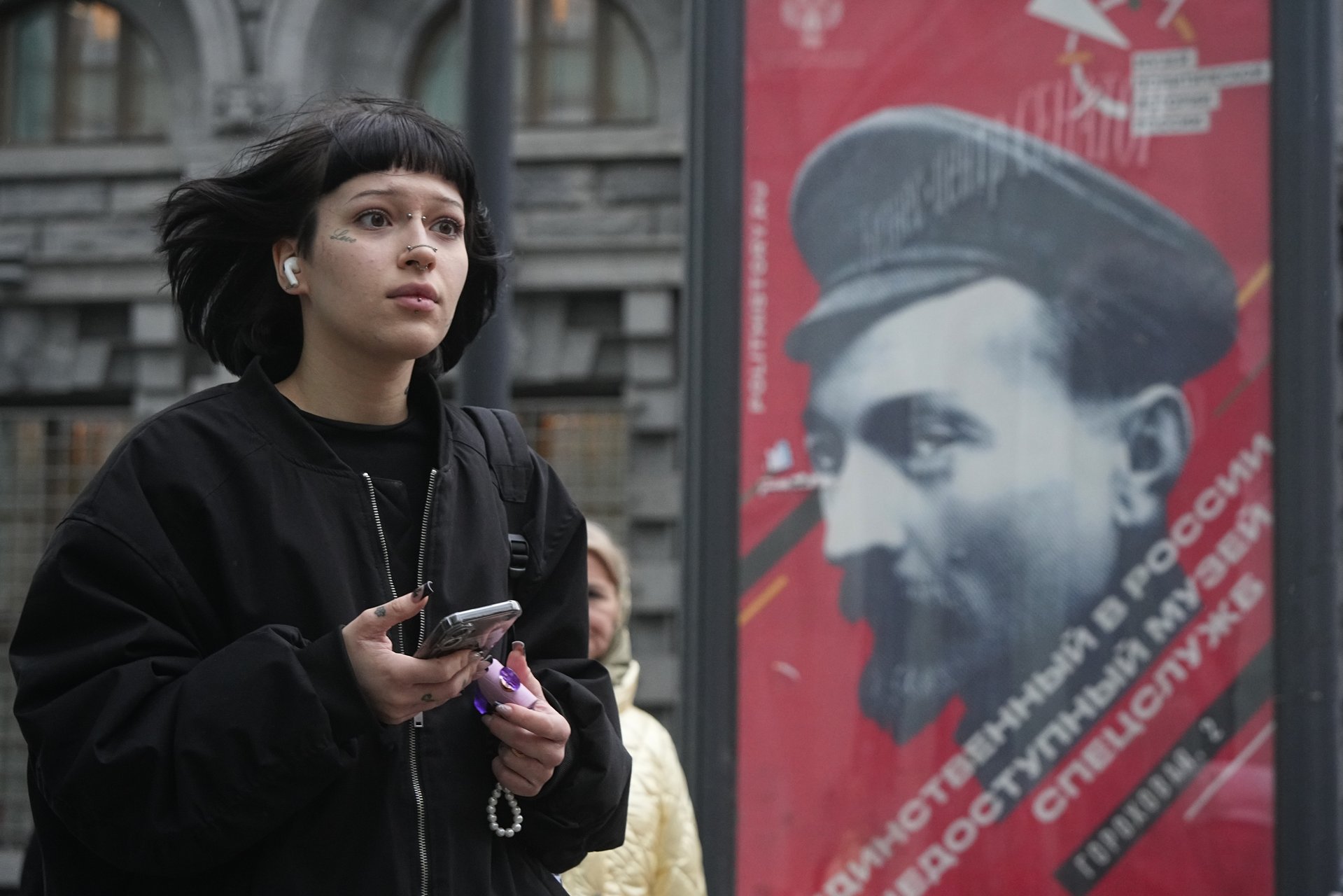 Патриотическое воспитание словно проходит сквозь молодых, не оставляя следов