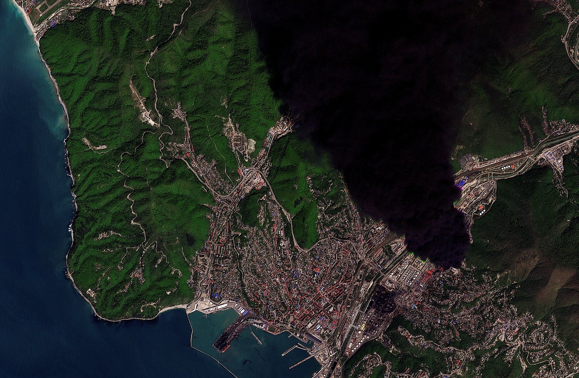 Дым от пожара на Туапсинском НПЗ, атакованном беспилотниками, 28 мая 2026 года