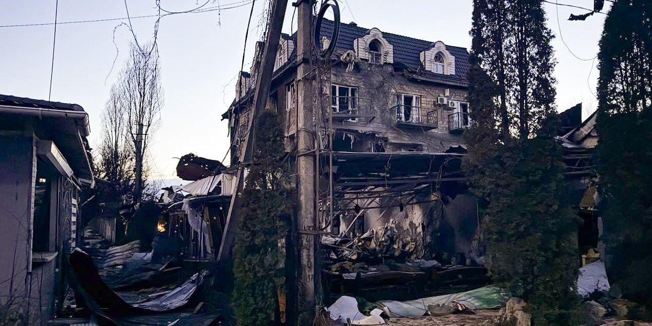 28 человек погибли в результате удара по ресторану в оккупированном селе в Херсонской области. Что известно спустя сутки