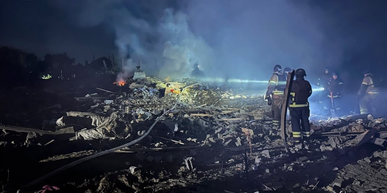 Восемь человек погибли и десятки пострадали в результате массового удара России по городам Украины
