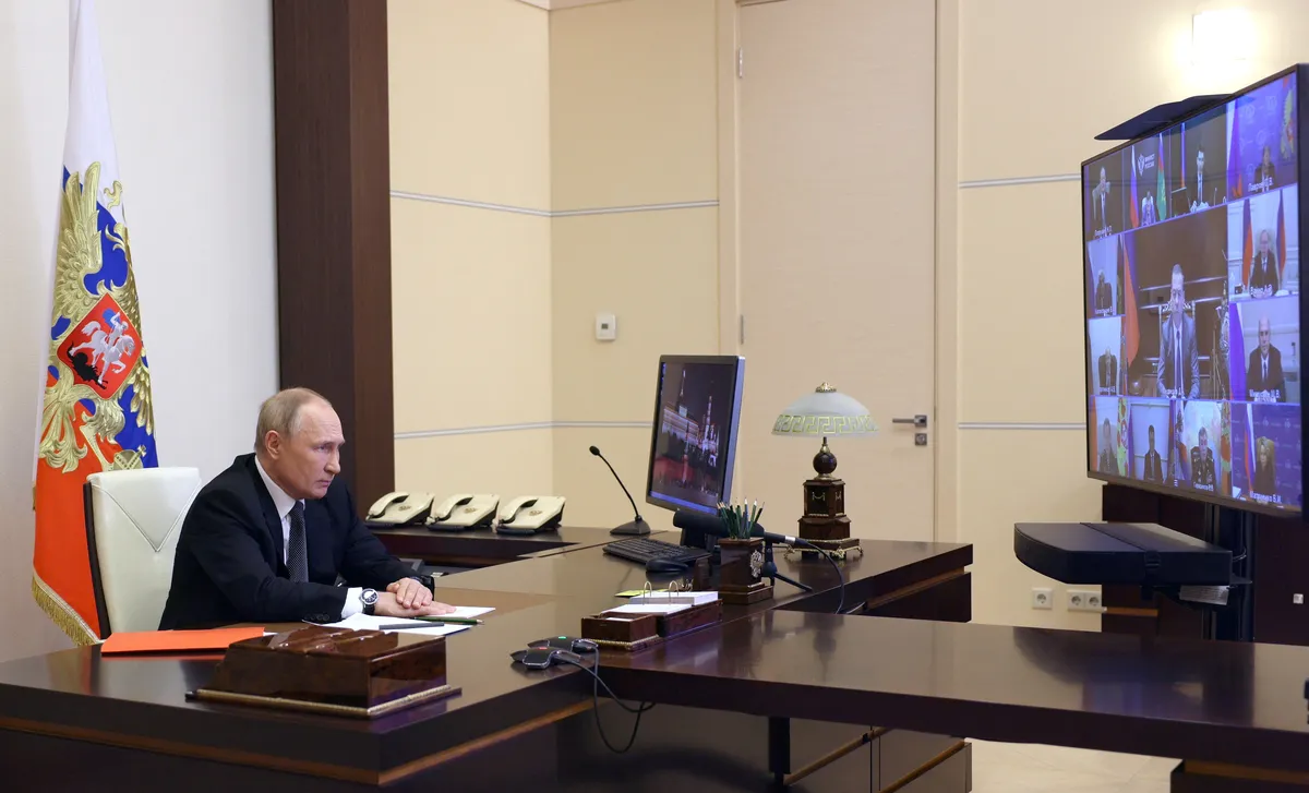 Владимир Путин проводит заседание Совета безопасности по видеосвязи из своей подмосковной резиденции