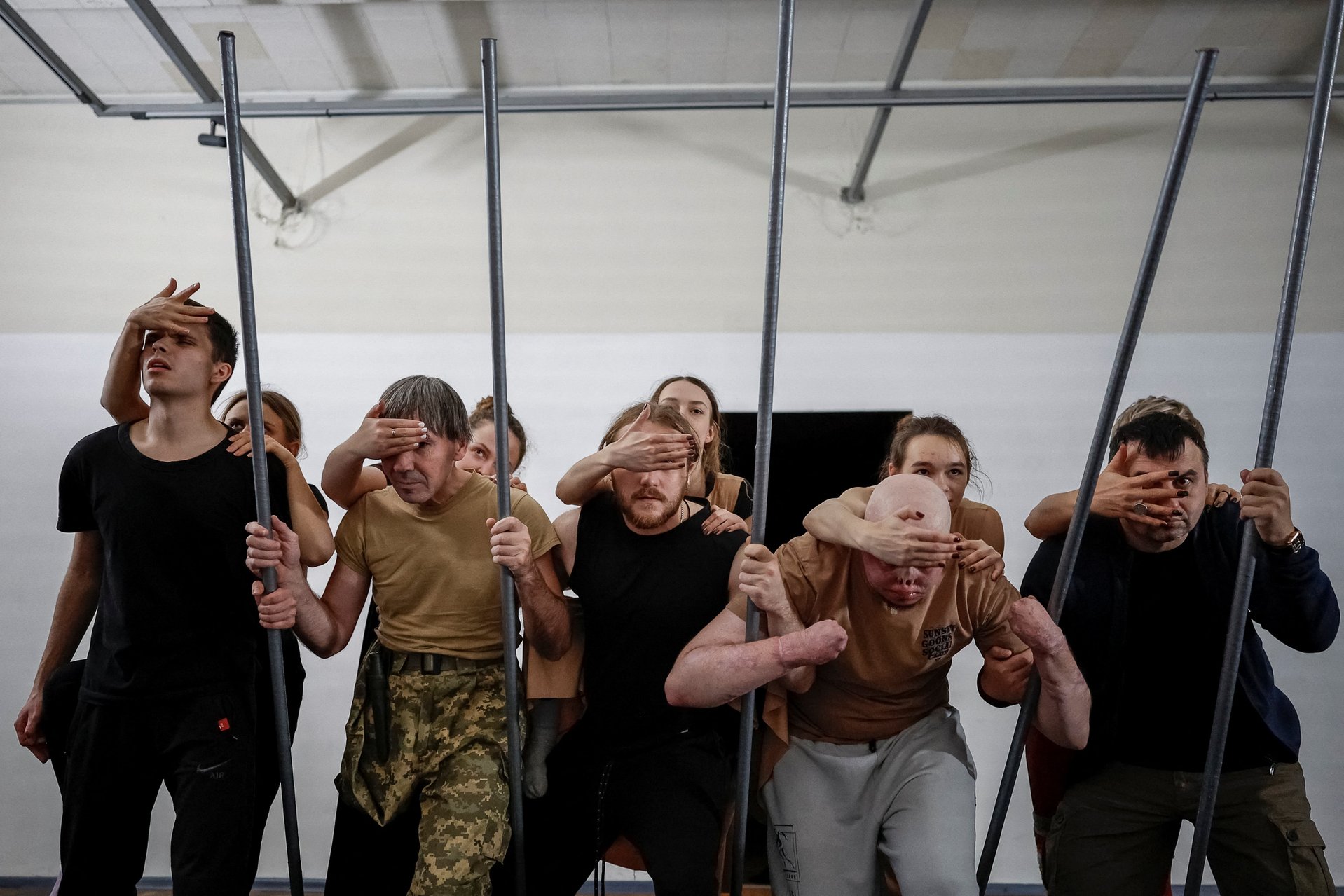  Репетиция «Энеиды» Ивана Котляревского. Актеры отрабатывают сцены, требующие высокой координации. Киев, 12 ноября 2025 года