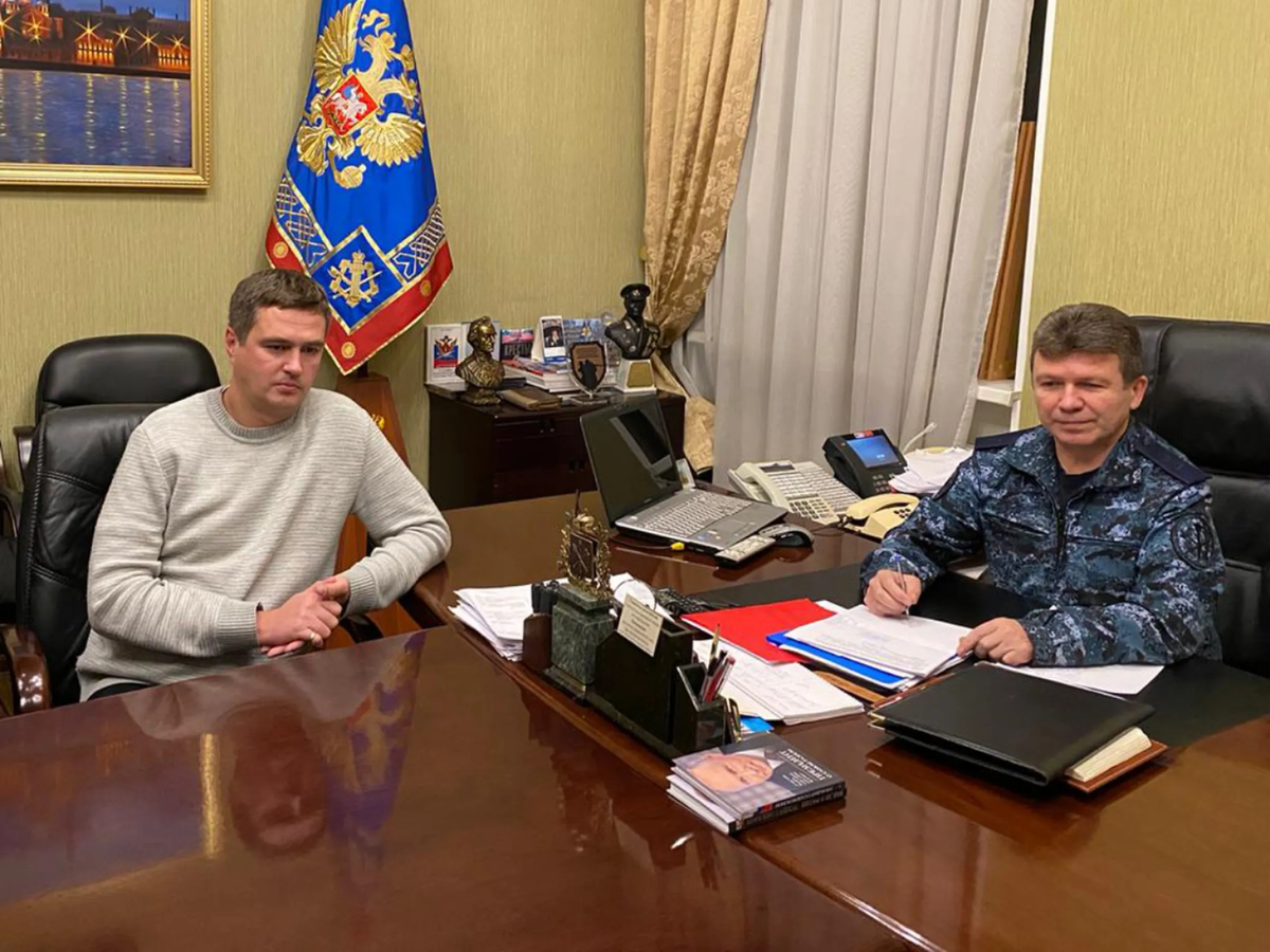 The chairman of the Saint-Petersburg POC Igor Kholodov [left] with Igor Potapenko, the head of regional FSIN administration for Saint-Petersburg and Leningrad Oblast 