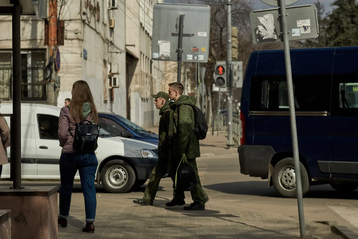 Школьники в военной форме на улицах Воронежа, апрель 2023 года